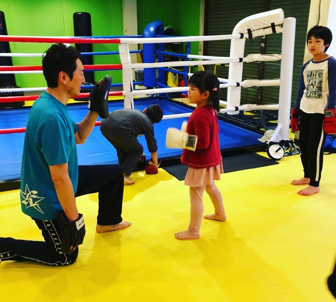 ショールームのリングで練習する子どもたち